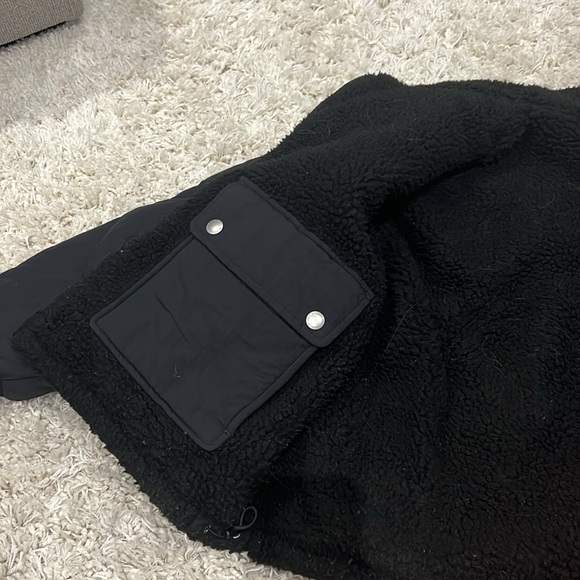 American Eagle reversible puffer jacket with fur! Black jacket waist length - Picture 2 of 3